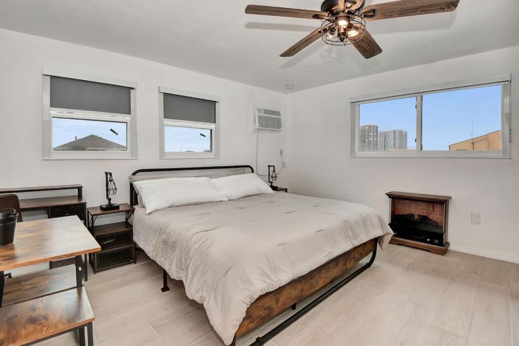 Modern King Suite #12 - Steps to Beach, Daytona Beach