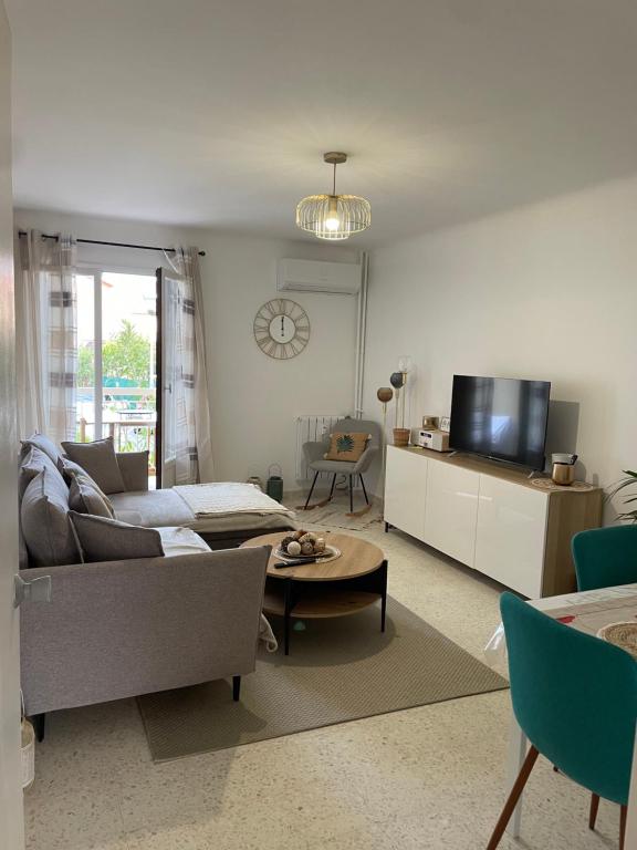 Appartement T2 le Saints Georges 48 m2 meublés équipés Clims 2 balcons ensoleillés parking gratuit et wifi - 1