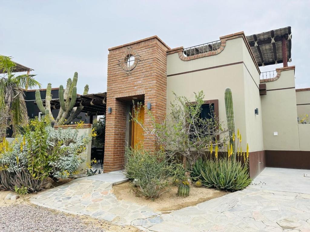Bright, Stylish Home Near the Beach with Shared Pool, El Pescadero