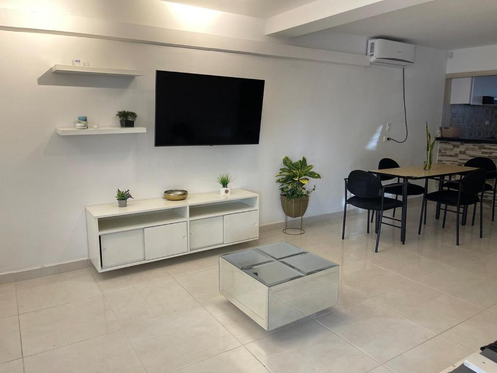 Lujoso Apto al Oriente con aire, piso 1 - 4