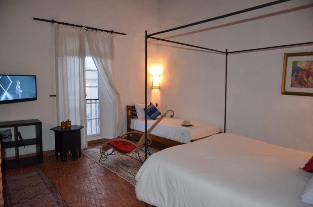 Behind js, As-Sawíra