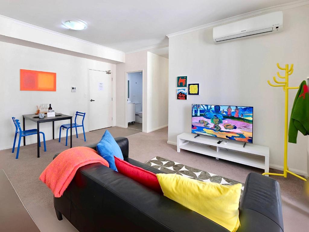 Super Convenient 1BR Apt Free Parking & study, Sydney