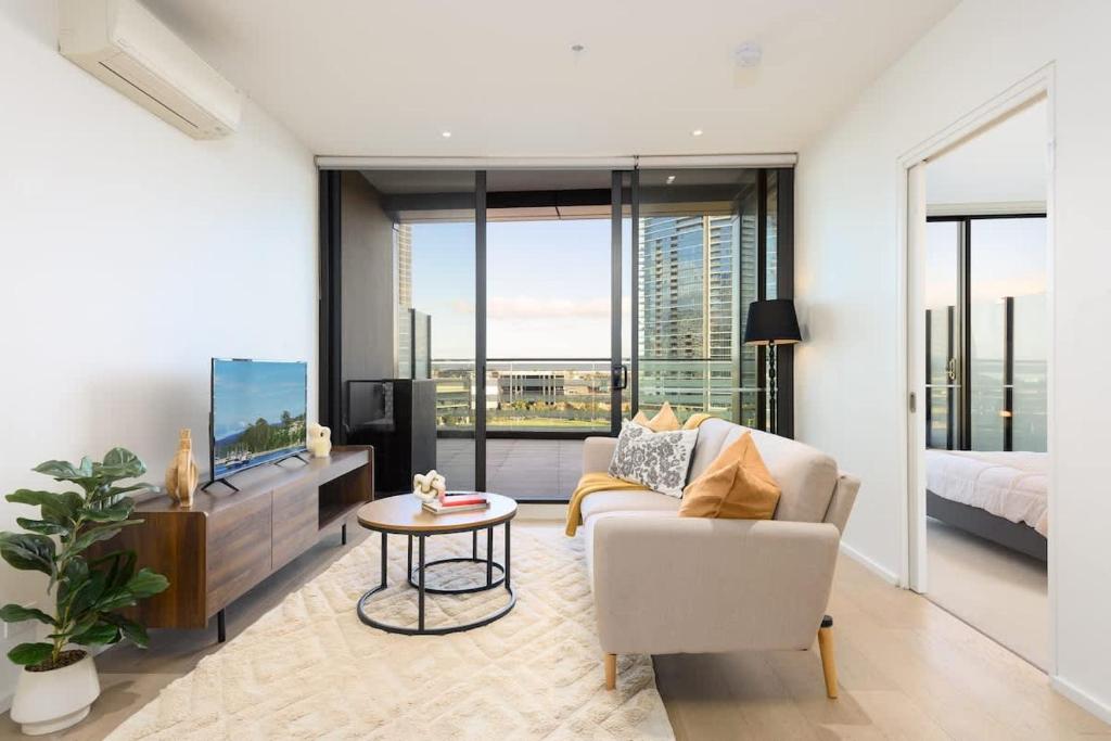 1B1B1S Water view Apt Docklands 883-6 Pool Gym, Melbourne