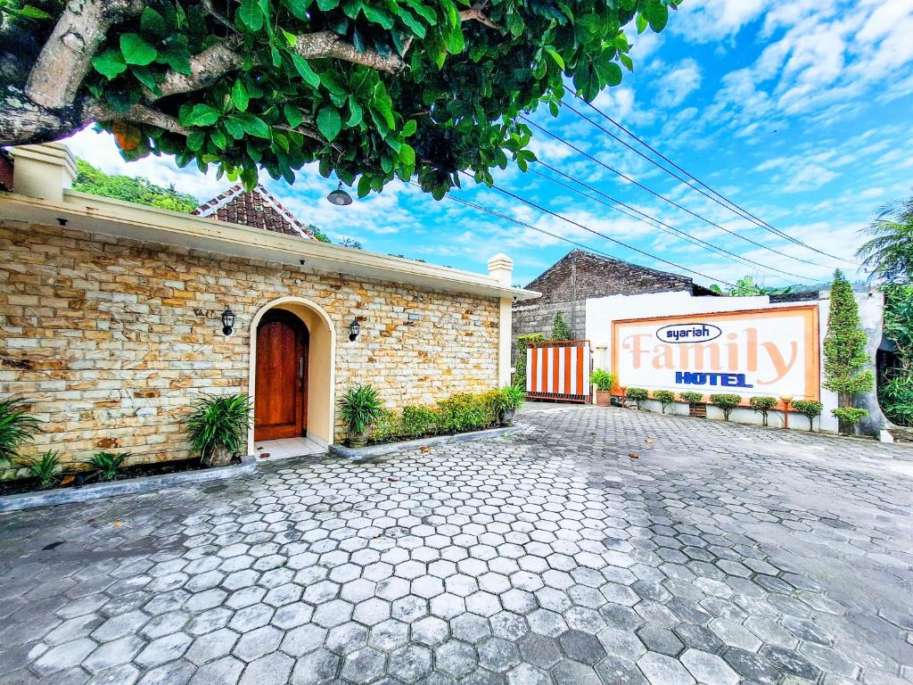 Entrance, Hotel Family Syariah 1 in Yogyakarta