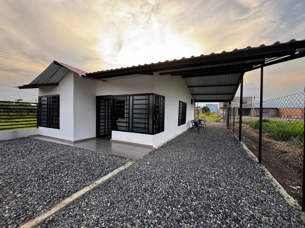 Casa con Parrilla y Espacios al Aire Libre - 3
