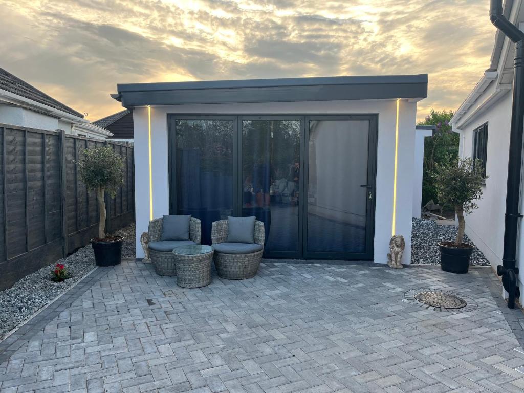 Guest House with parking in Bournemouth, Longham