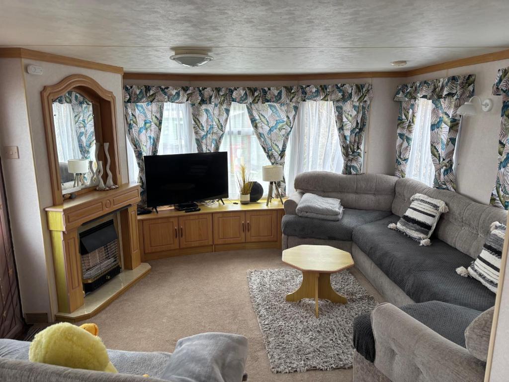 Hilltop Hideaway 2 Bed Caravan with Panoramic Town Scenery in Aberystwyth Holiday Village F8, Aberystwyth