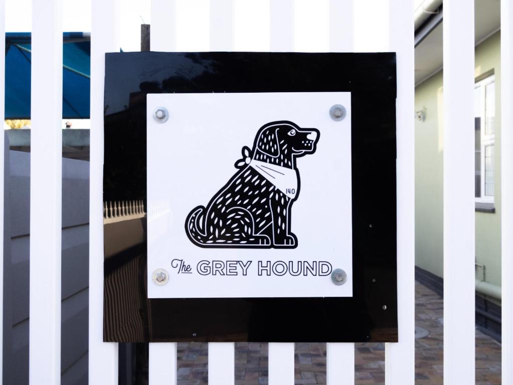 The Grey Hound, Strand