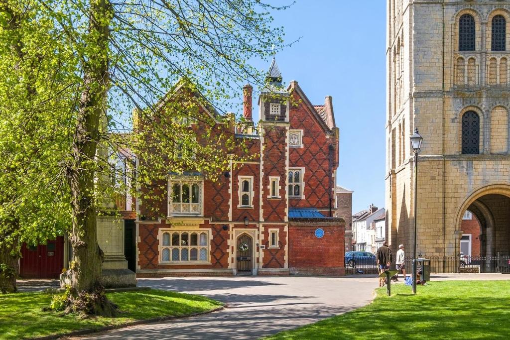 Cathedral Central & Unique Iconic Townhouse, Bury Saint Edmunds