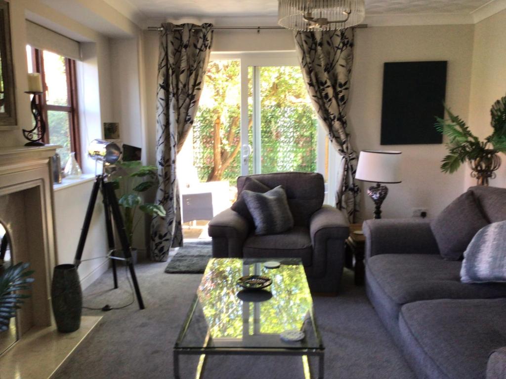 Stunning Fir Trees Corner 3 bedroom detached Executive house with free drive way parking for 2 vehicles 1 mile from M5 dogs welcome, Worcester