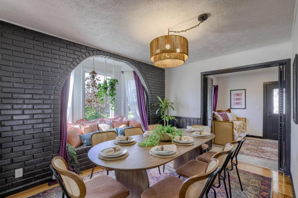 New 5BD Near UNL & DT | Poker Table & Games, Lincoln