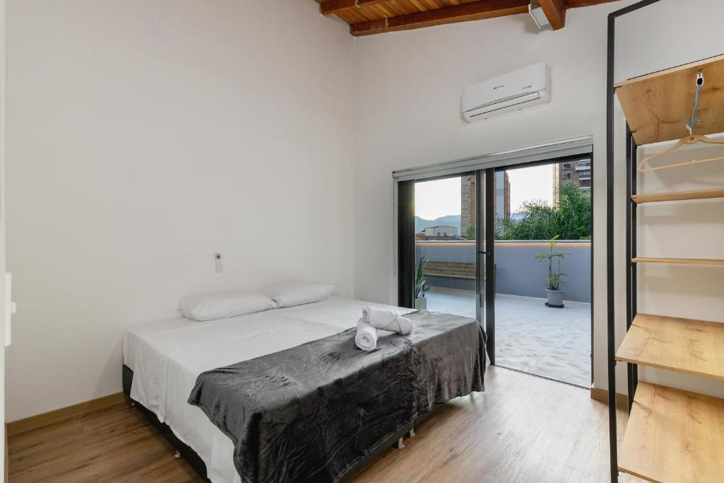 B3 4BR Poblado Penthouse wit AC and Jacuzzi - 2