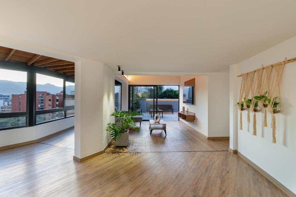 B3 4BR Poblado Penthouse wit AC and Jacuzzi - 4