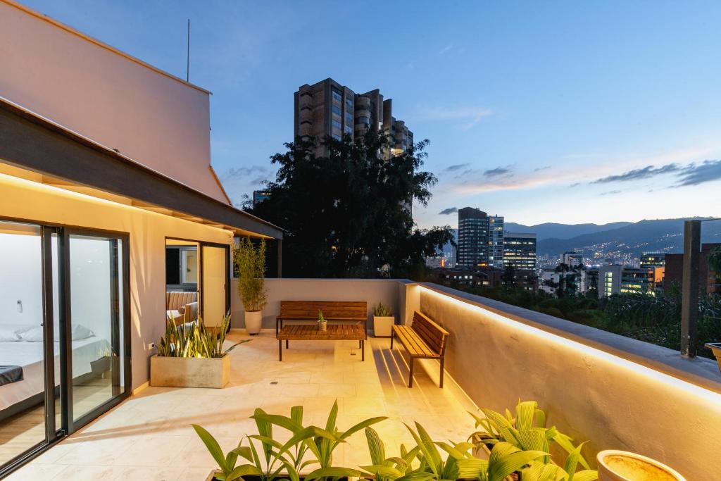 B3 4BR Poblado Penthouse wit AC and Jacuzzi - 3