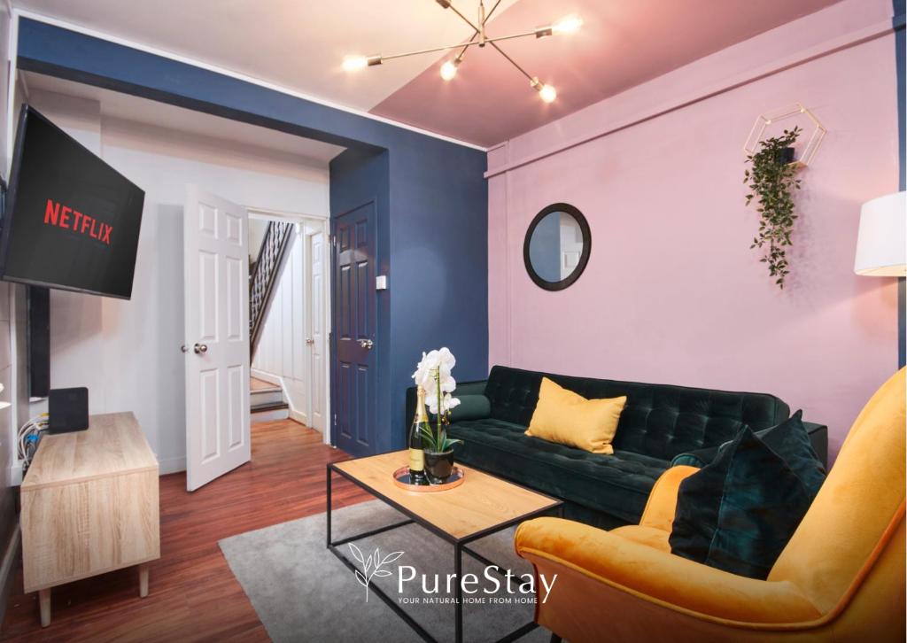 BIG Contractor House in Leamington Spa with 7 Beds by PureStay - 14 Night min!, Leamington