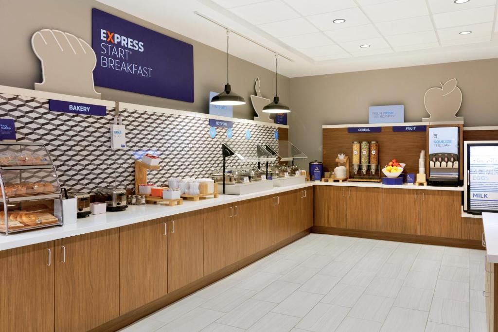 Holiday Inn Express Hotel & Suites Cleveland-Streetsboro By IHG