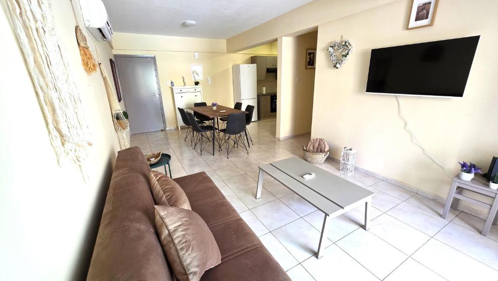 Stylish 2BR Apartment with Balcony, Wifi & Pool, Larnaka