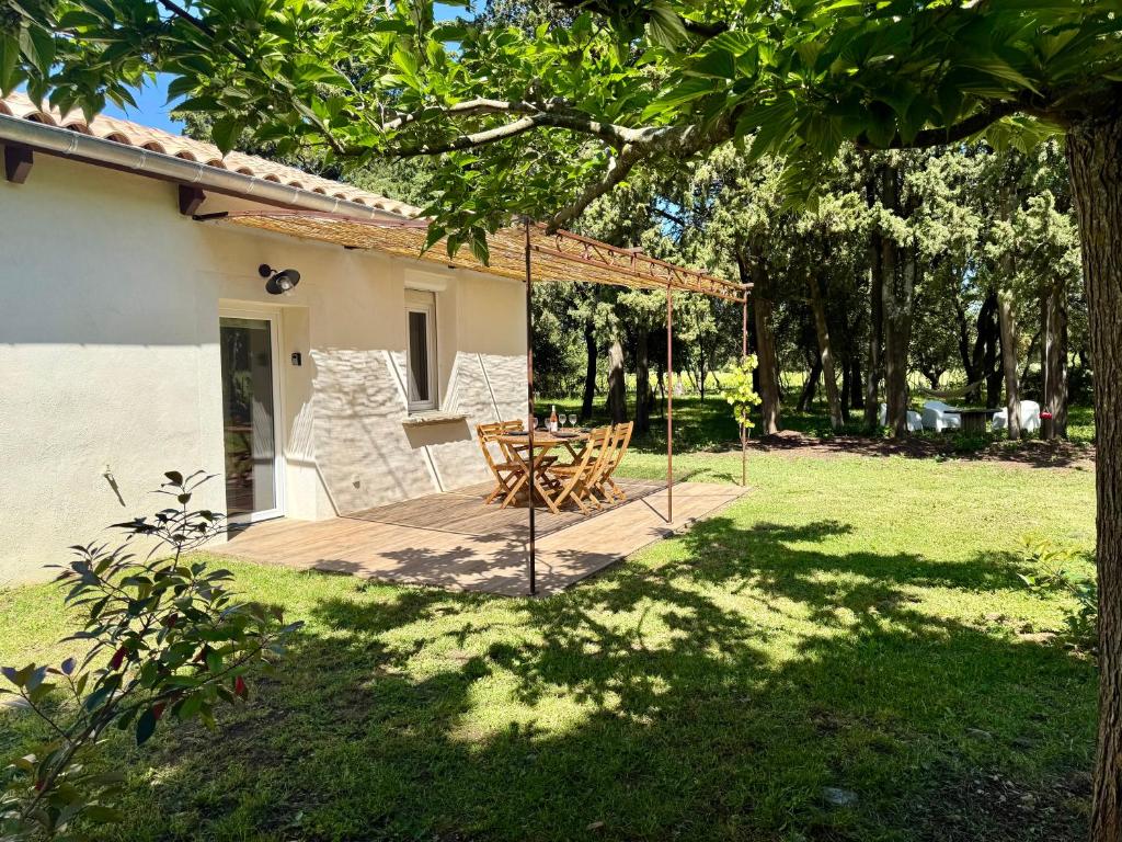 Maisonnette avec petite forêt, Valréas