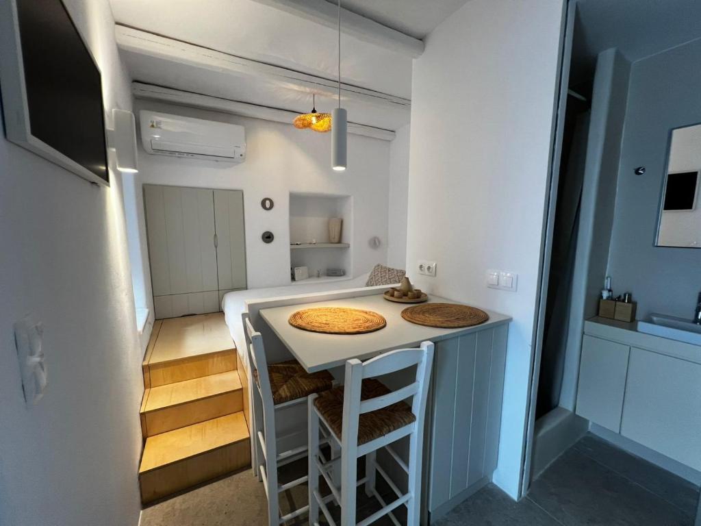 Lefteris Home, Parikia