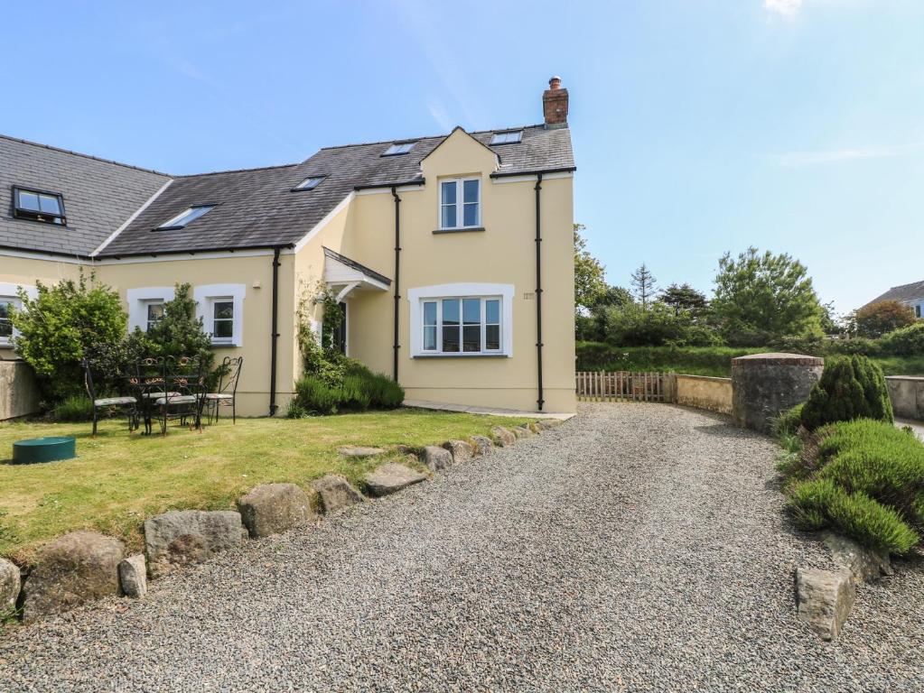 5 Cart-Tws Bach, Haverfordwest