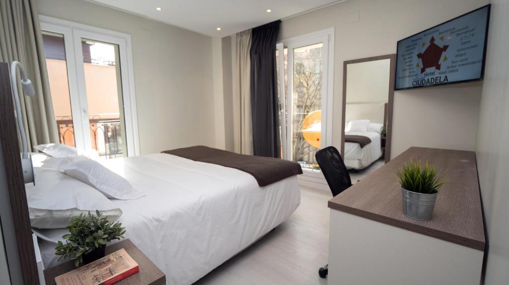Hotel Ciudadela Pamplona - 1