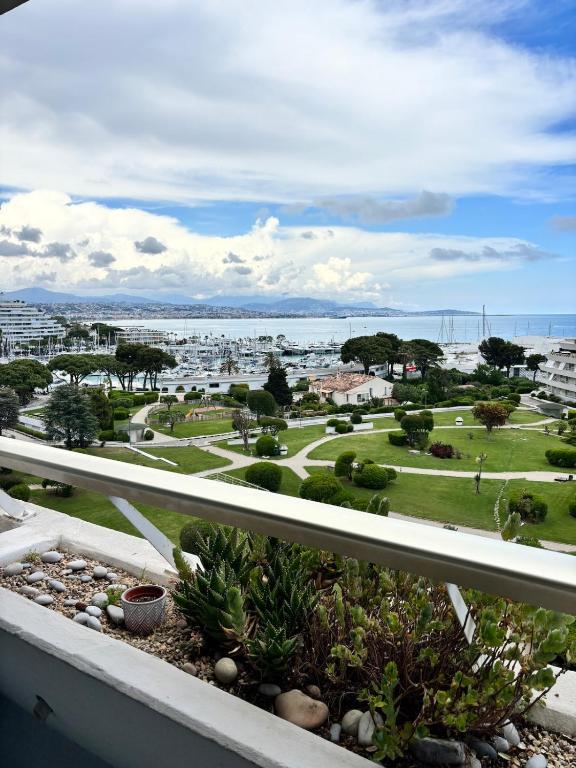 Sea & Port View Cozy Studio at Marina Baie des Anges, Villeneuve-Loubet