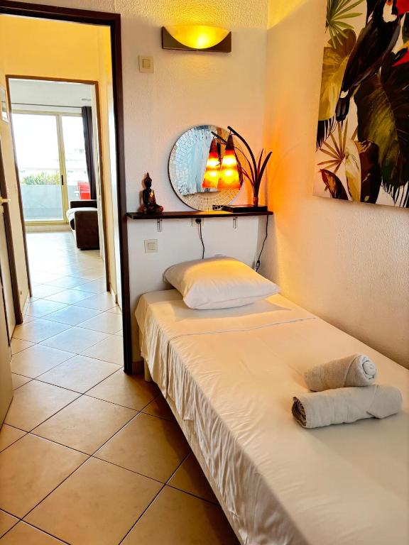 Sea & Port View Cozy Studio at Marina Baie des Anges - 4