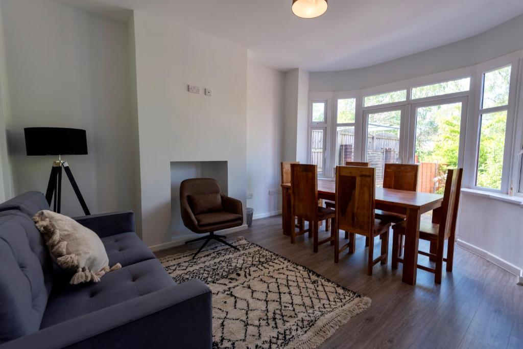 Modern Double Room with Broadband, Private TV and seating area - Room 4, Solihull