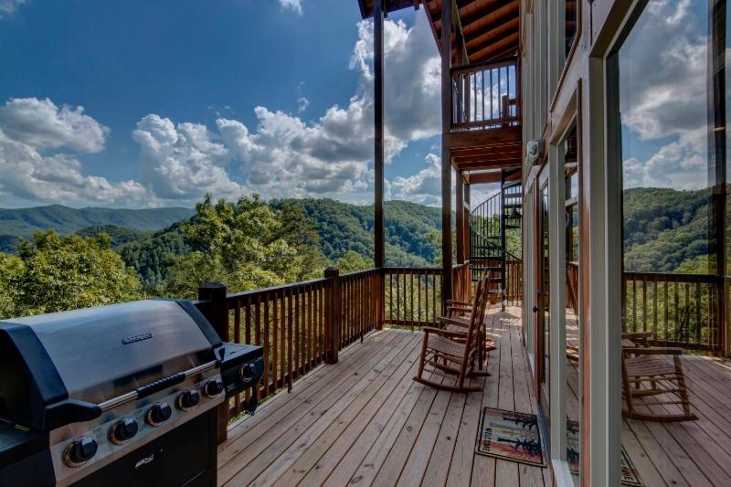 Bare Fu't Chateau, free tickets, no catch!, Pigeon Forge