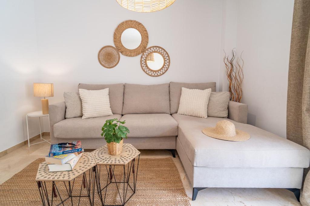 2-Bedroom Beachside Apartment with Private Parking, Estepona Centre - 5