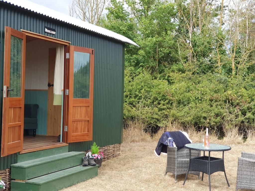 Delightful shepherd's hut in a rural location, North Fambridge