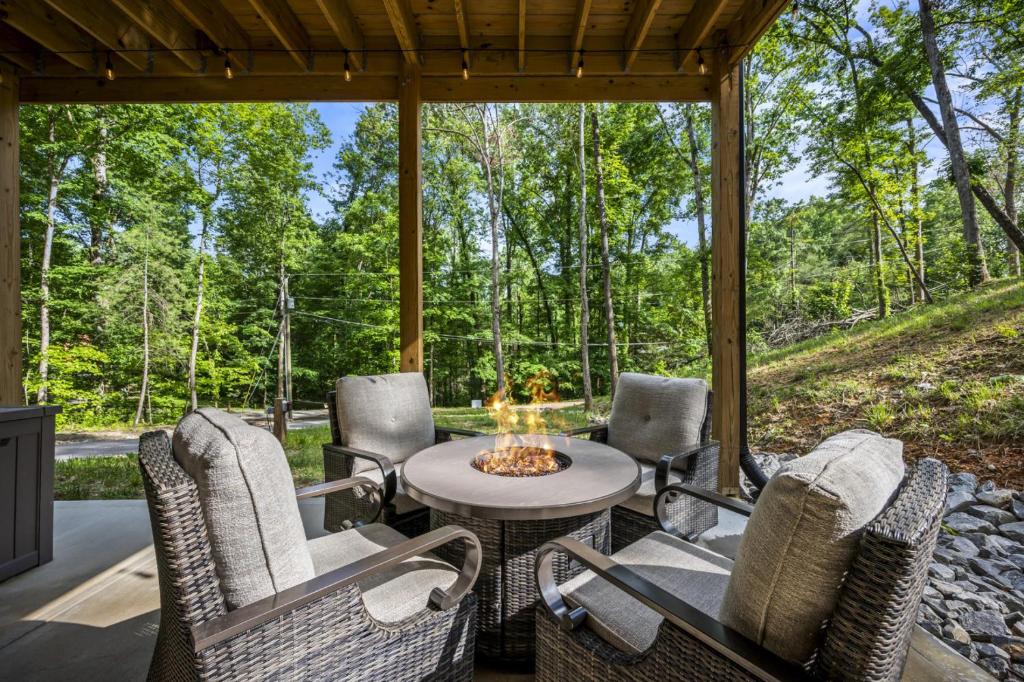 Smoky Mtns Private w/Hot Tub, Game Room, Pets Free, Sevierville