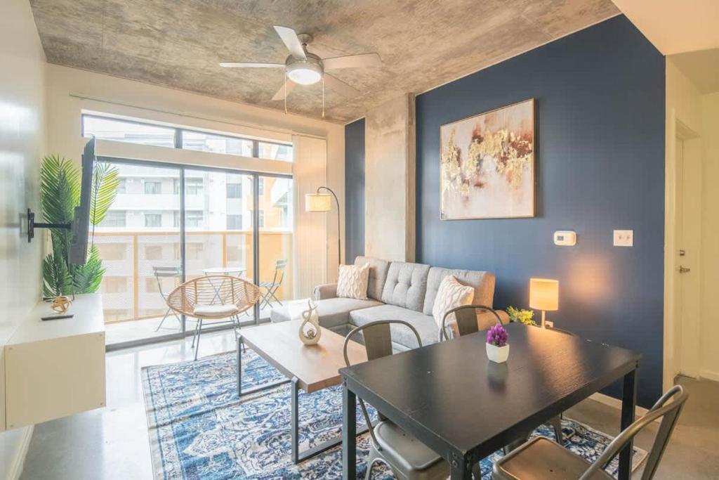 Vibrant 2BD - CDT - Gym, Pool, Parking - Sleep 8, Phoenix