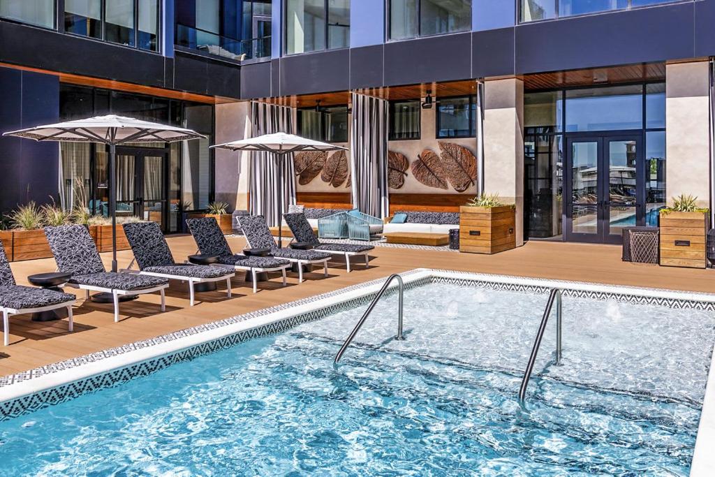Luxury South End Views and Pool, Boston