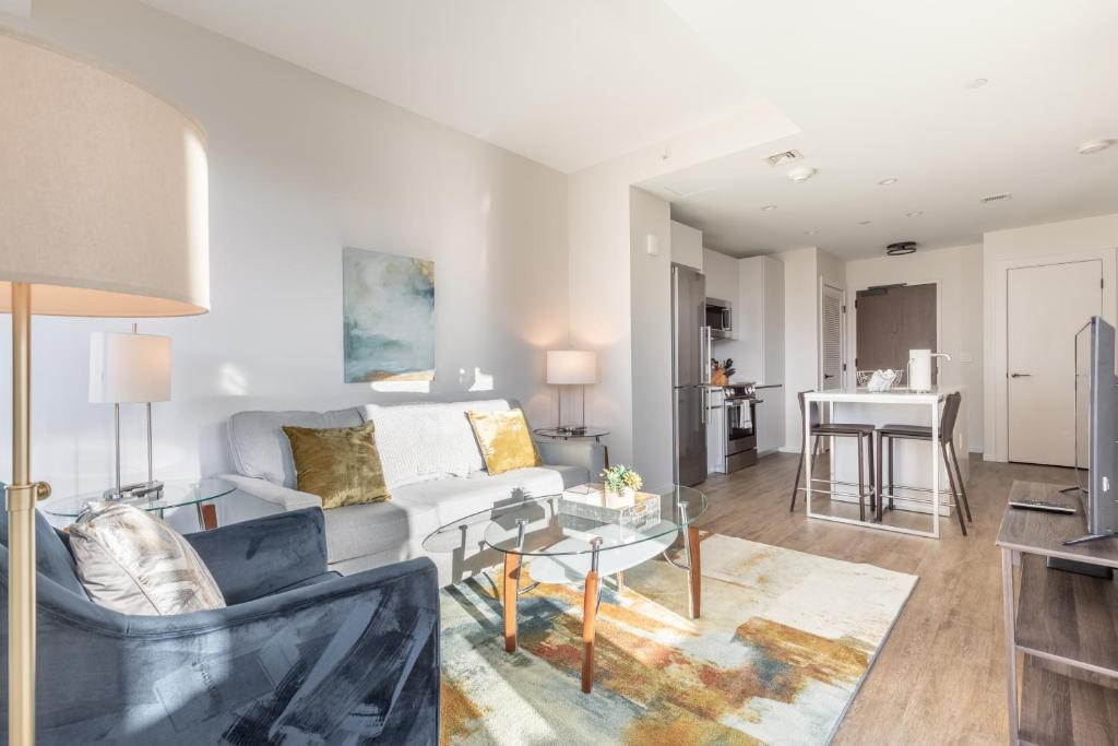 Lux Apt Downtown with Pool, Boston