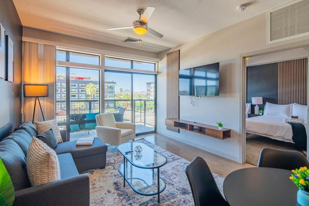 Fancy 1BD - DT PHX - Parkin, Gym, Pool - Sleeps 6, Phoenix