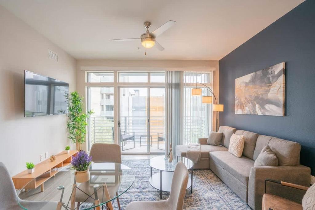 Modern 2BD DT - Balcony, Gym, W-D, Parking - Sleeps 8, Phoenix