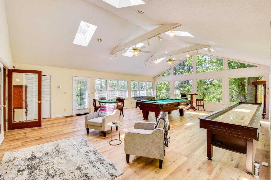 Deck and Game Room Mountaintop Hideaway in Tiger!, Tiger