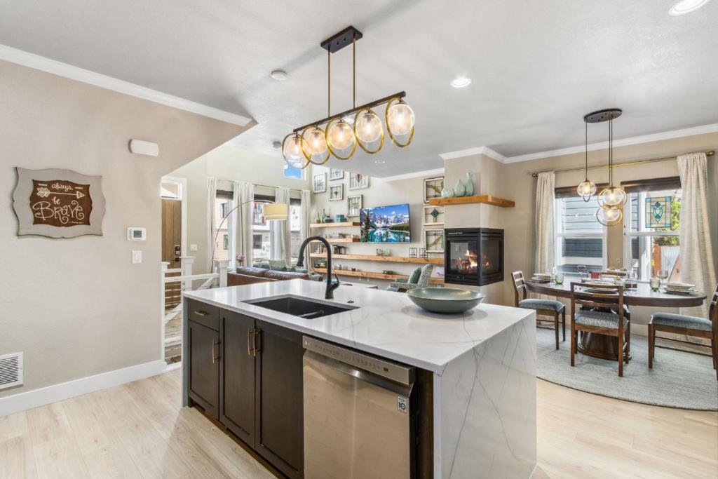 Decked Out Sunset Views, Fire Pit & Fenced Yard, Fort Collins