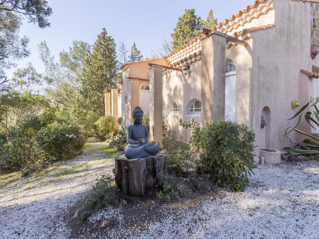 Villa in Frejus with Private Pool  Beach Nearby ガーデン