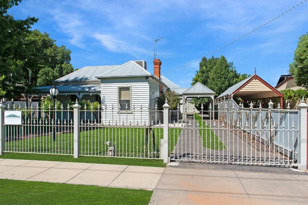 Francis Retreat- Echuca Holiday Homes 전경
