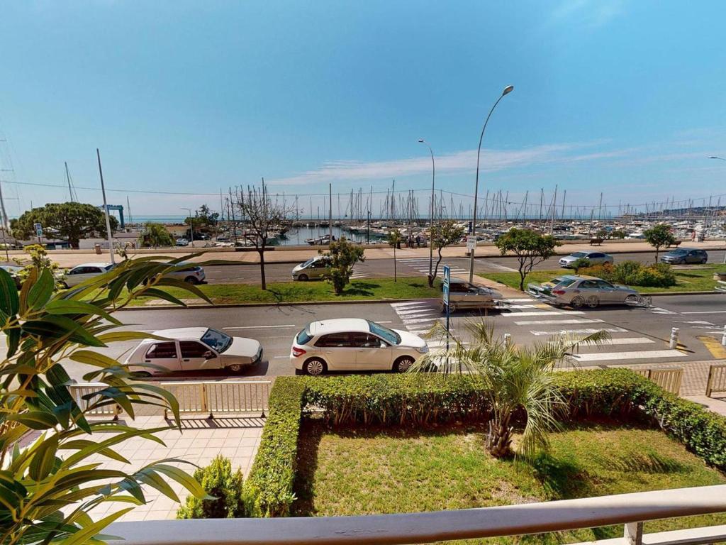 Spacieux 2P rénové face mer avec terrasse et garage - FR-1-196-381 - 1