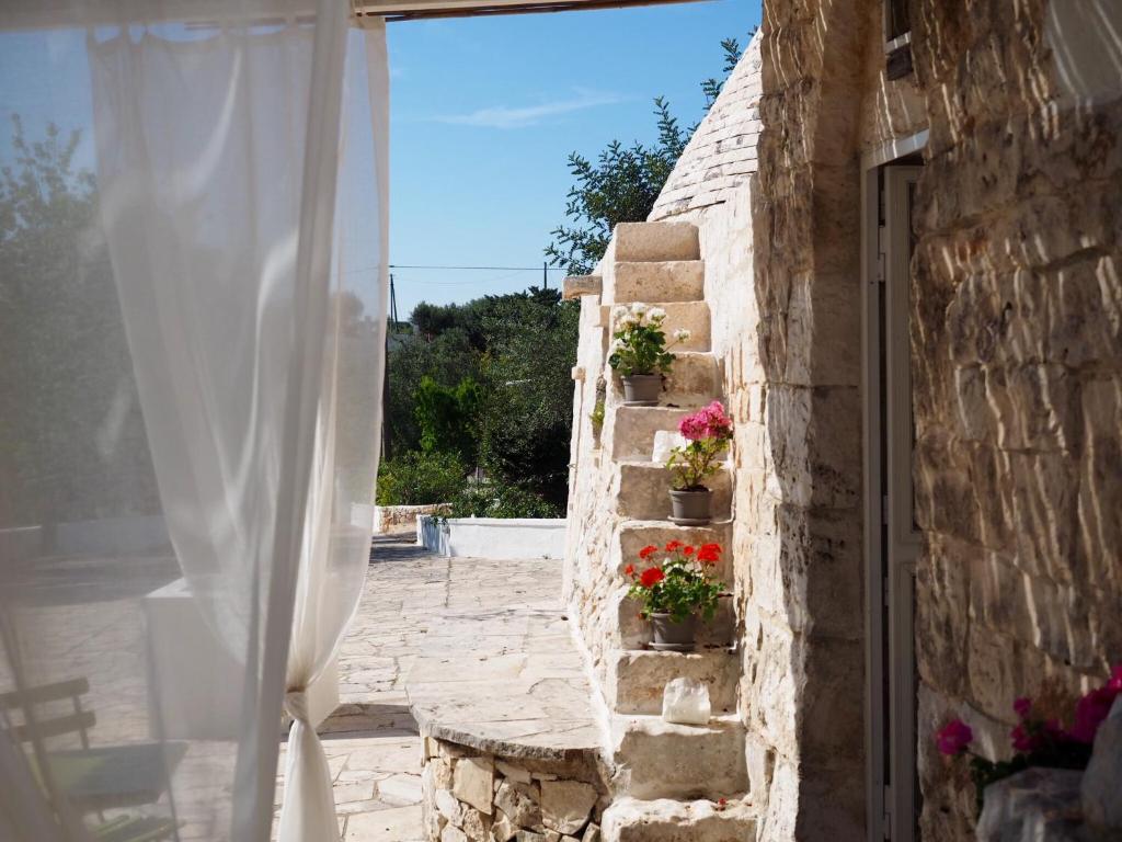 Relais Trulli Le Icone trullo accommodation with garden