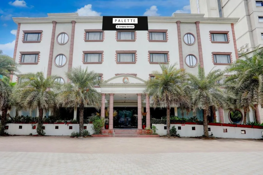Palette Hotel And Resort Anand Formerly Hotel La Casa Inn，位于阿南德的酒店