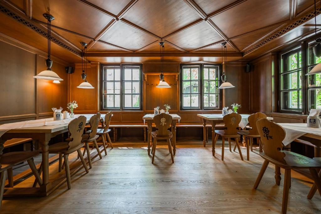 Gutshotel Menterschwaige - Heritage Boutique Hotel with Timless Elegance - 5