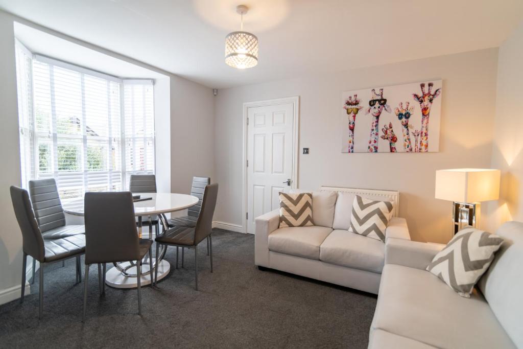 Spacious Stylish Home By Beach and Dreamland Pass the Keys, Margate