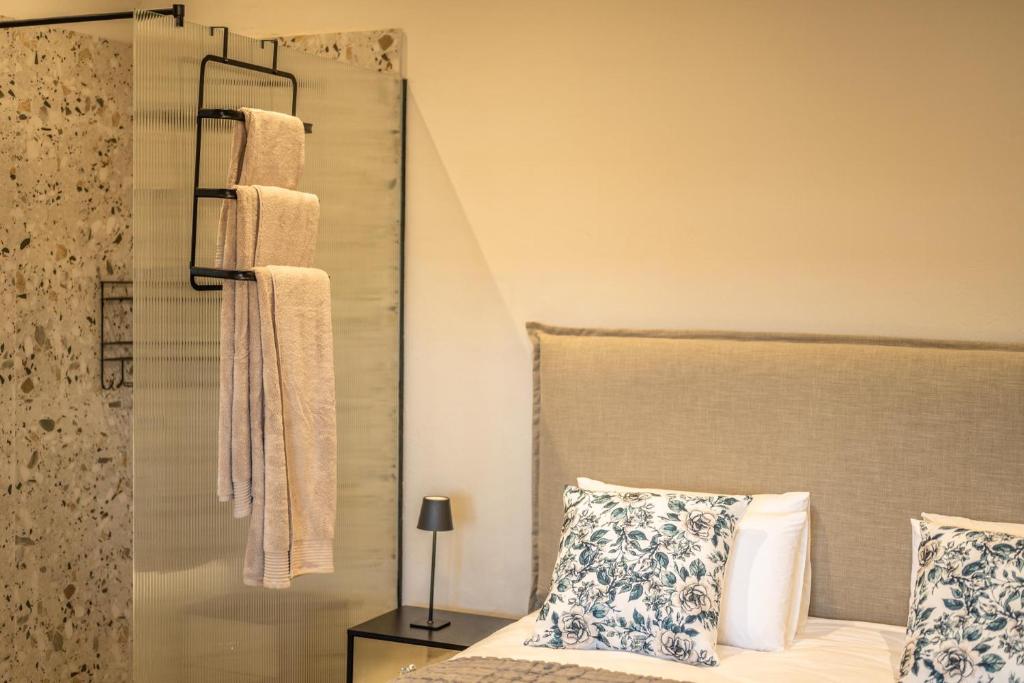 Room 2 - LEO Sky Guest House, Simondium