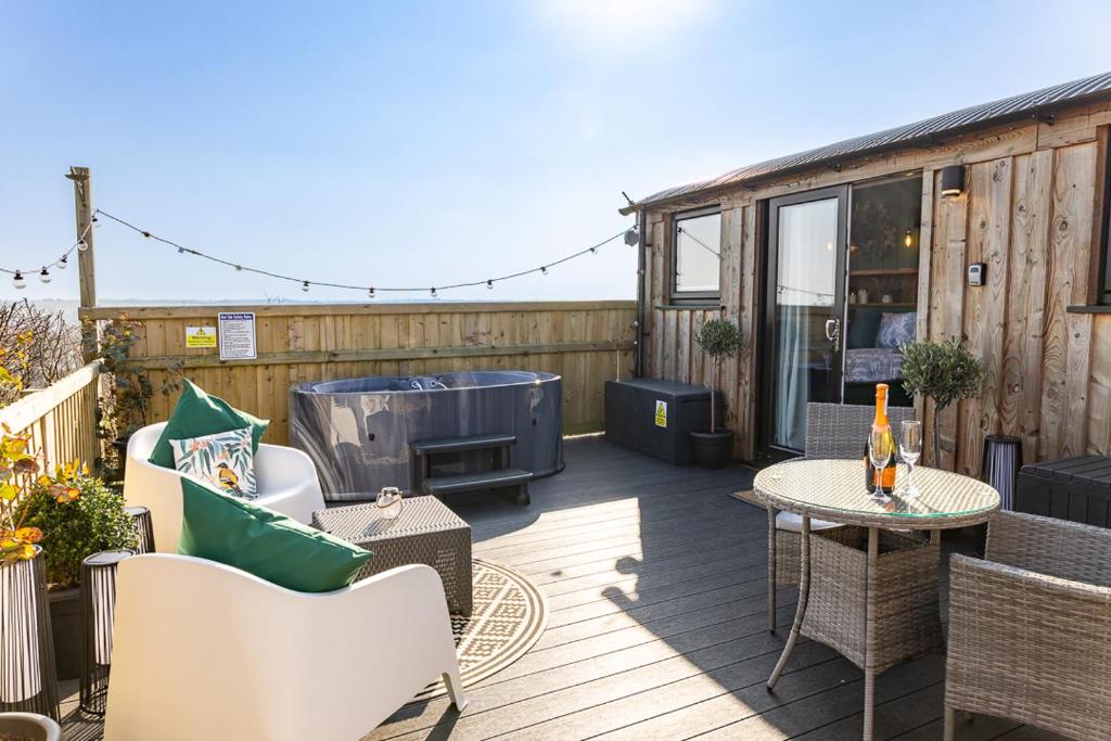 Willows Rest - 1 Bed Shepherds Hut - Pentlepoir, Saundersfoot