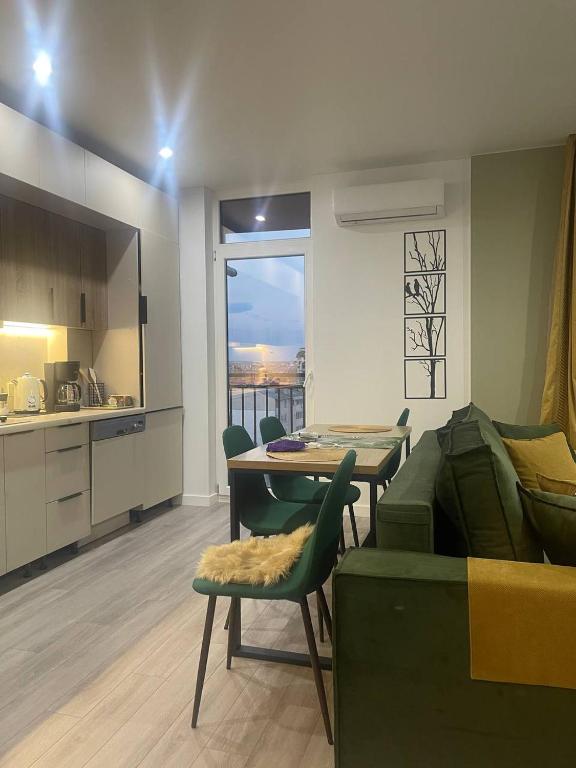 Tree of Life Studio Apartment in the Citi Centr, Ivano-Frankivsʼk