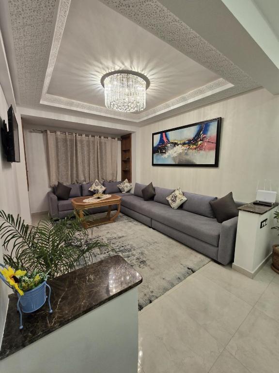 Chic 2BR Apt - Walk to Beach, As-Sawíra